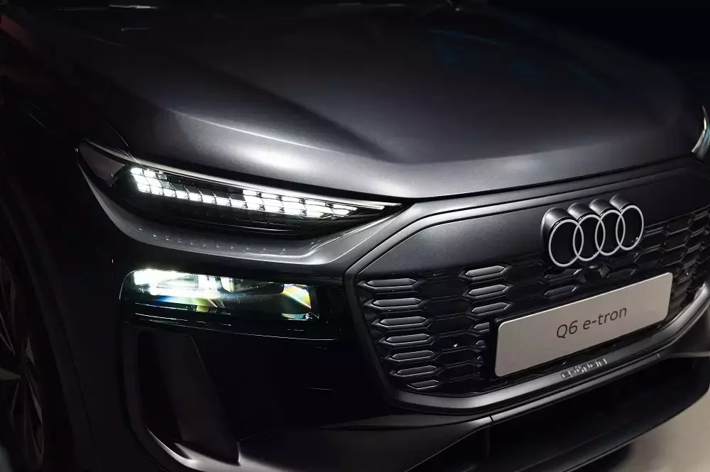 Audi Q6 e-tron sở hữu hệ thống đèn 2 tầng phía trước