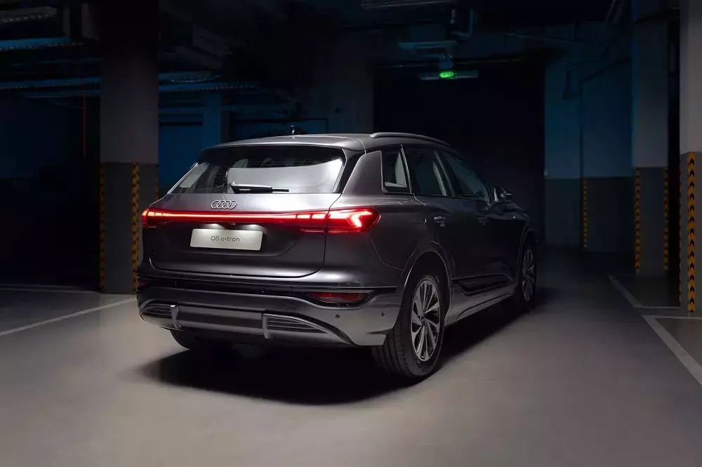 Giá xe Audi Q6 e-tron rẻ hơn đối thủ Mercedes-Benz EQE SUV.