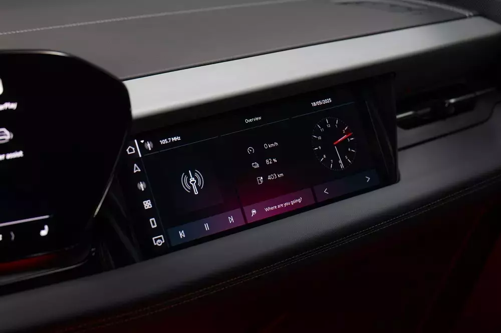 Audi Q6 e-tron có 3 màn hình trên mặt táp-lô