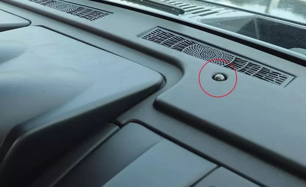 Quả cầu nhỏ trên mặt táp-lô này chính là cảm biến ánh nắng - một bộ phận quan trọng của hệ thống điều hòa trên ô tô Quả cầu nhỏ trên mặt táp-lô này chính là cảm biến ánh nắng - một bộ phận quan trọng của hệ thống điều hòa trên ô tô