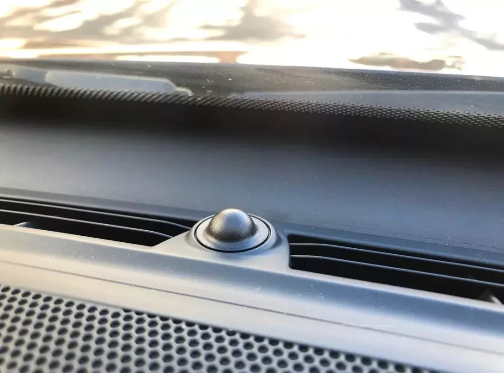 Quả cầu nhỏ trên mặt táp-lô của ô tô dùng để làm gì? Quả cầu nhỏ trên mặt táp-lô của ô tô dùng để làm gì?