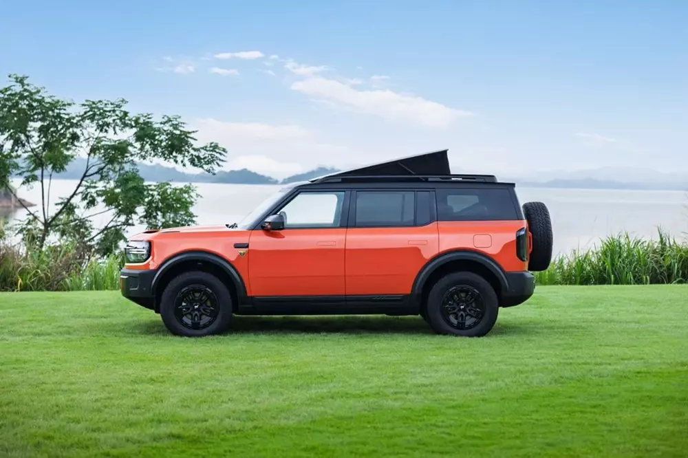 Trần kính của Ford Bronco Basecamp có thể bật lên để tăng thêm không gian Trần kính của Ford Bronco Basecamp có thể bật lên để tăng thêm không gian