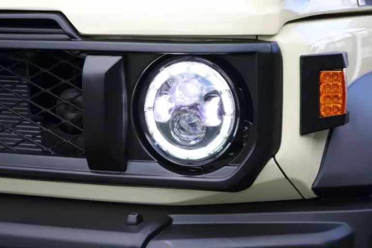 Đèn pha tròn cổ điển của chiếc Suzuki Jimny độ Đèn pha tròn cổ điển của chiếc Suzuki Jimny độ