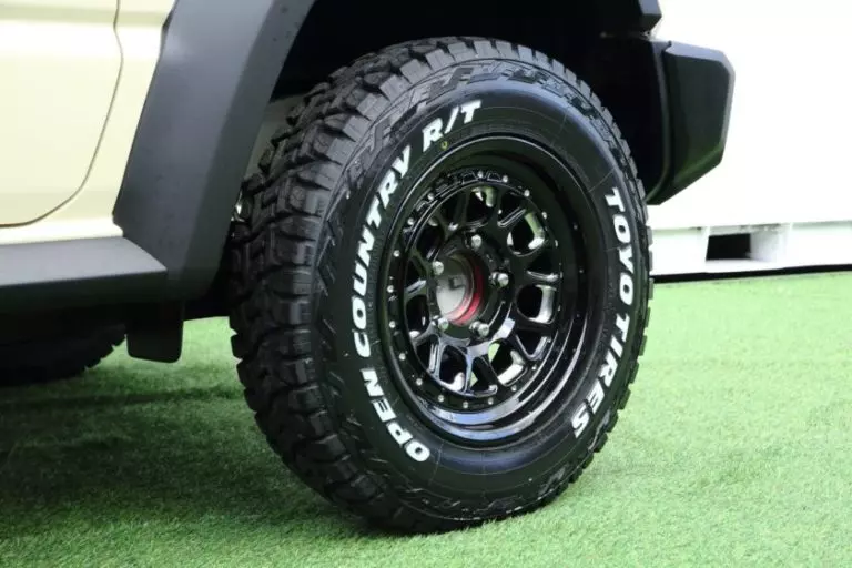Suzuki Jimny độ còn đi kèm lốp địa hình Suzuki Jimny độ còn đi kèm lốp địa hình