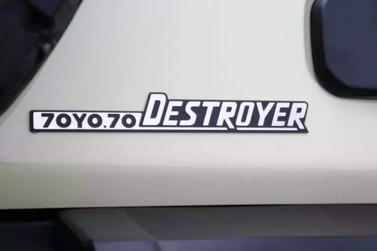 Logo 70YO.70 Destroyer bên sườn của chiếc Suzuki Jimny độ Logo 70YO.70 Destroyer bên sườn của chiếc Suzuki Jimny độ
