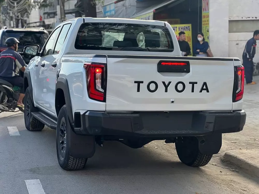 Toyota Hilux 2026 nhìn từ phía sau Toyota Hilux 2026 nhìn từ phía sau