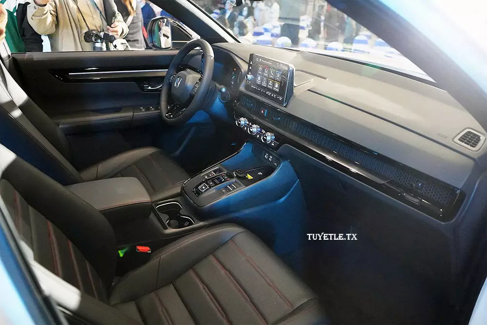 Honda CR-V e:HEV RS 2026 có thêm logo mới trên ghế trước.