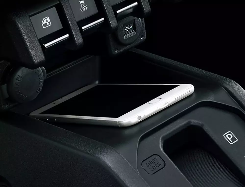 Khay đựng điện thoại ở hàng ghế trước của Suzuki Jimny Nomade 