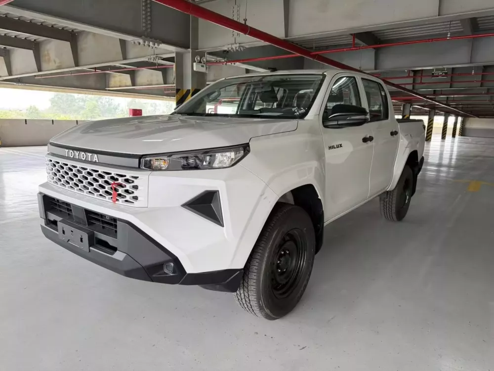 Cận cảnh Toyota Hilux 2026 bản 1 cầu số sàn mới ra mắt Việt Nam với giá 632 triệu đồng