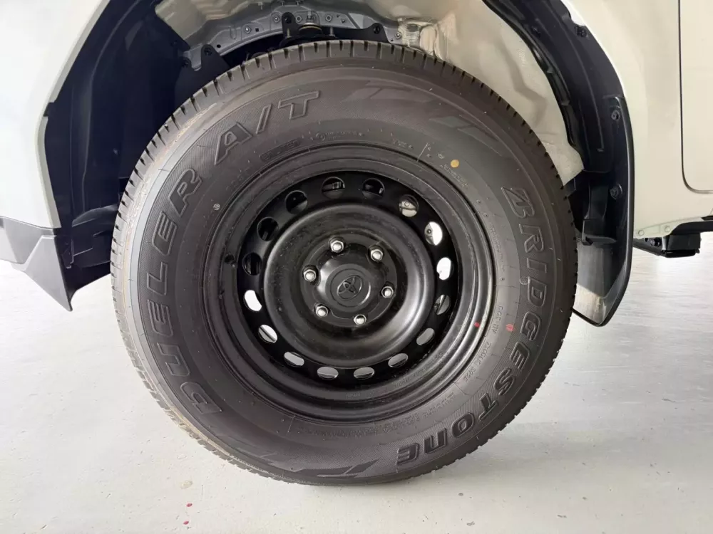 Toyota Hilux 2026 bản tiêu chuẩn chỉ dùng mâm thép 17 inch