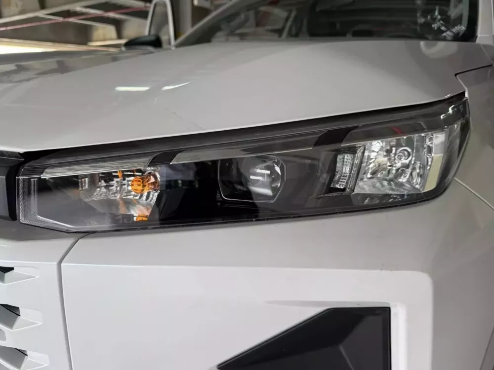 Toyota Hilux 2026 bản 1 cầu số sàn không có đèn LED định vị ban ngày