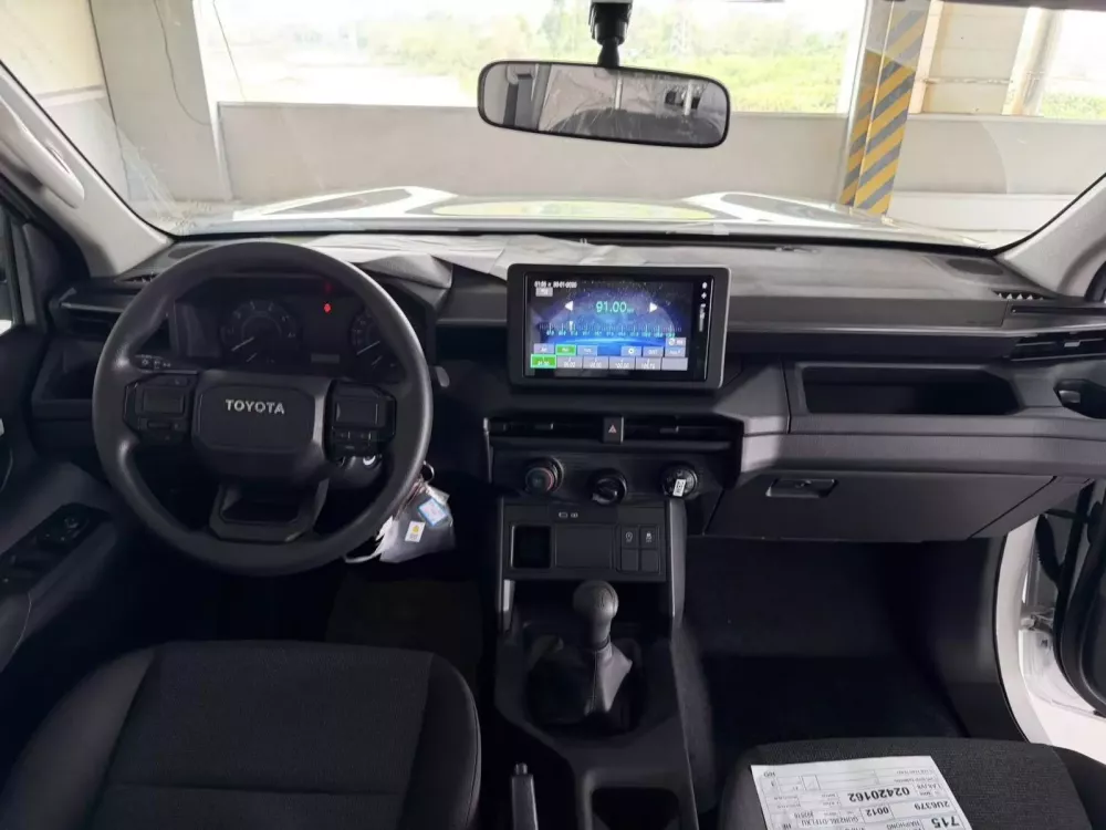 Nội thất của Toyota Hilux 2026 bản 1 cầu số sàn