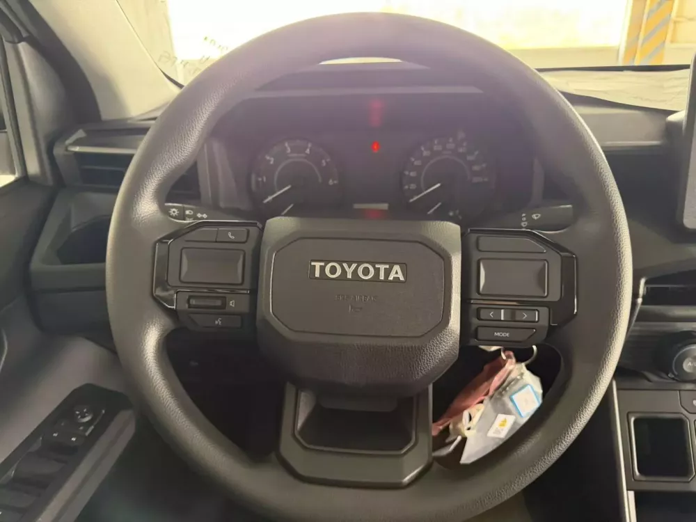 Vô lăng của Toyota Hilux 2026 bản thấp nhất trông khá trống trải