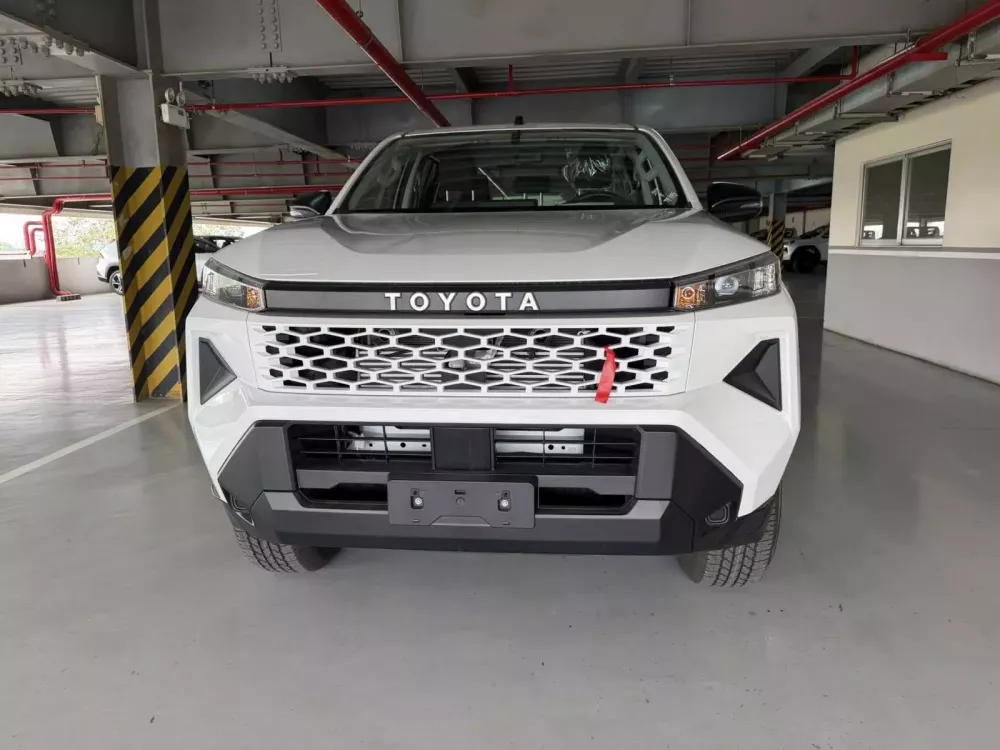 Toyota Hilux 2026 bản 1 cầu số sàn không có đèn sương mù