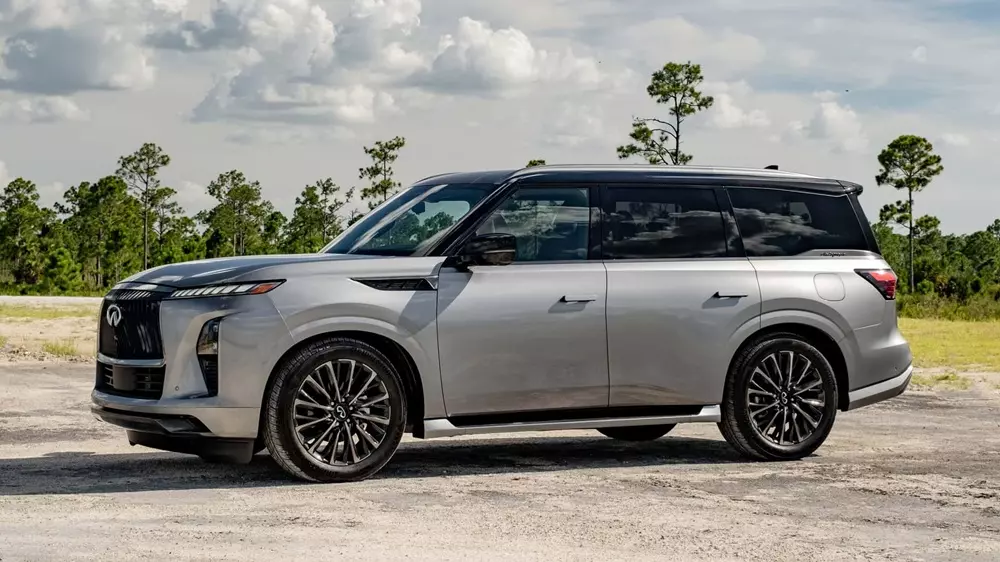Infiniti QX80 tuy là xe xăng nhưng cũng dùng tay nắm cửa giống ô tô điện