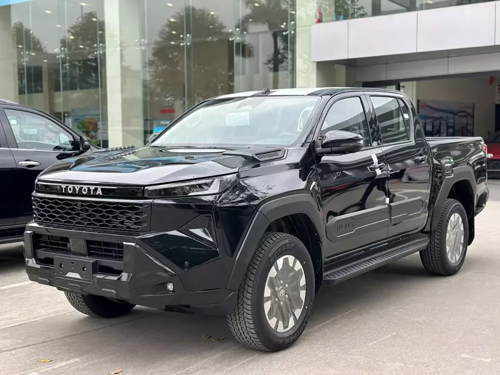 Toyota Hilux 2026 bản 2 cầu số tự động tại đại lý Việt