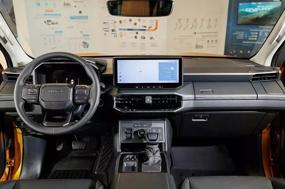 Khoang lái của Toyota Hilux 2026 bản 2 cầu số tự động 