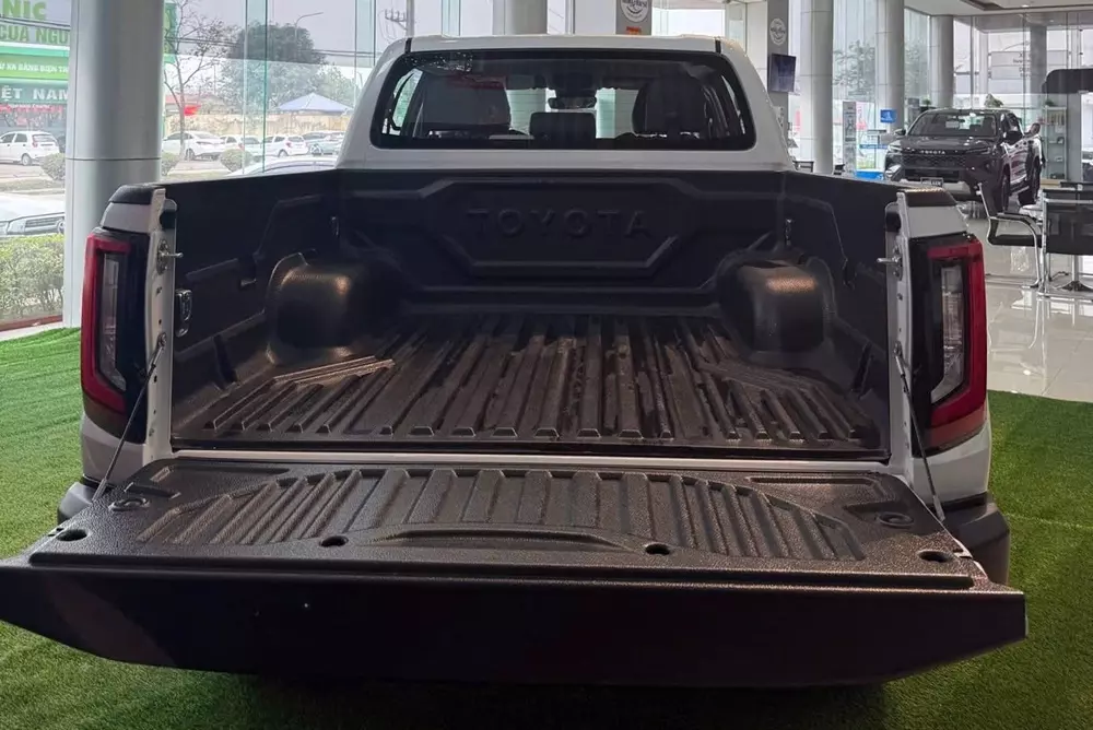 Thùng hàng phía sau của Toyota Hilux 2026 bản 2 cầu số tự động