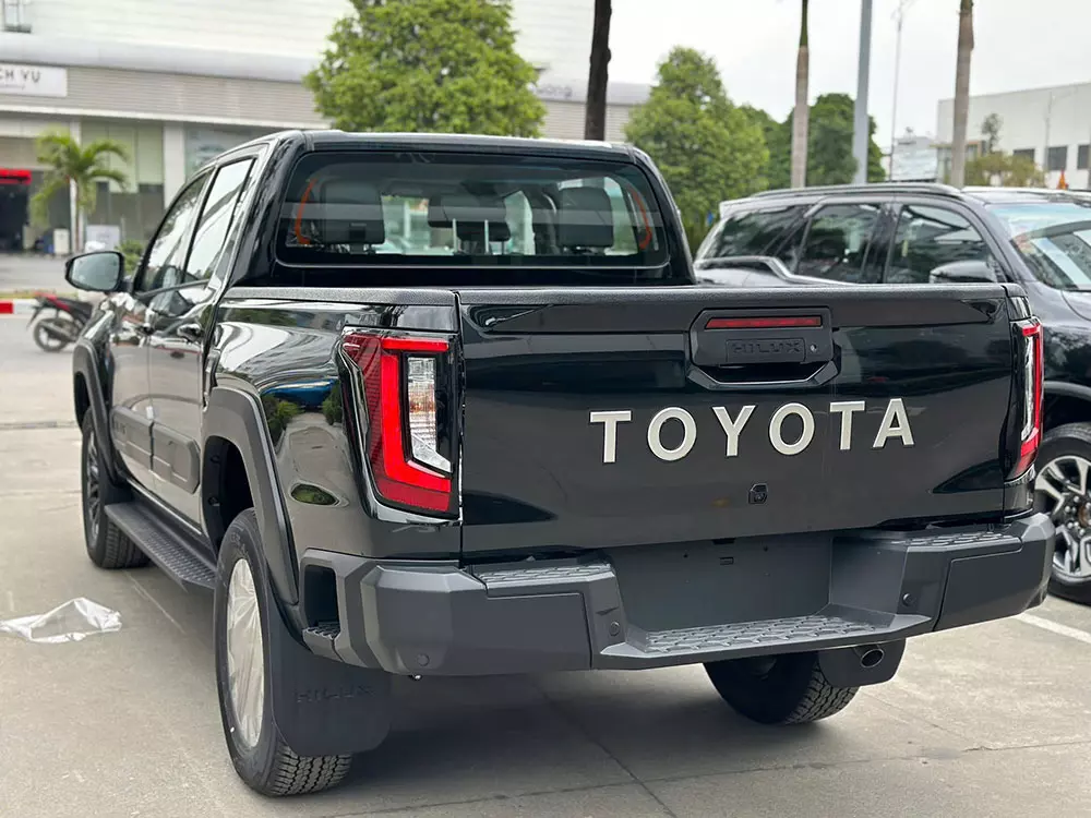 Đèn hậu của Toyota Hilux 2026 bản 2 cầu số tự động là loại đèn LED