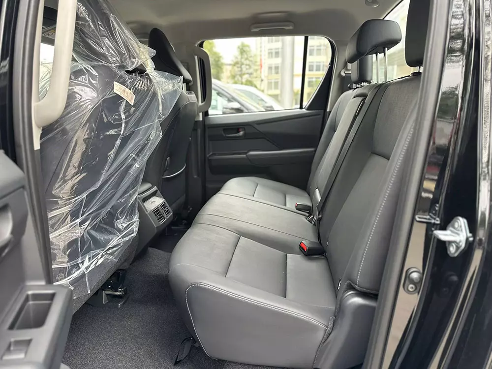 Hàng ghế sau của Toyota Hilux 2026 bản 2 cầu số tự động 