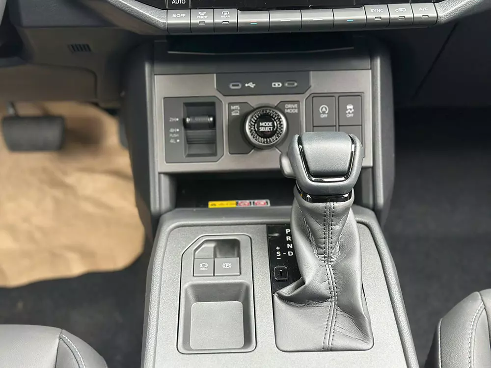 Cụm điều khiển trung tâm của Toyota Hilux 2026 bản 2 cầu số tự động