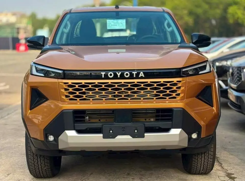 Toyota Hilux 2026 bản 2 cầu số tự động được trang bị đèn LED định vị ban ngày và đèn sương mù trước/sau