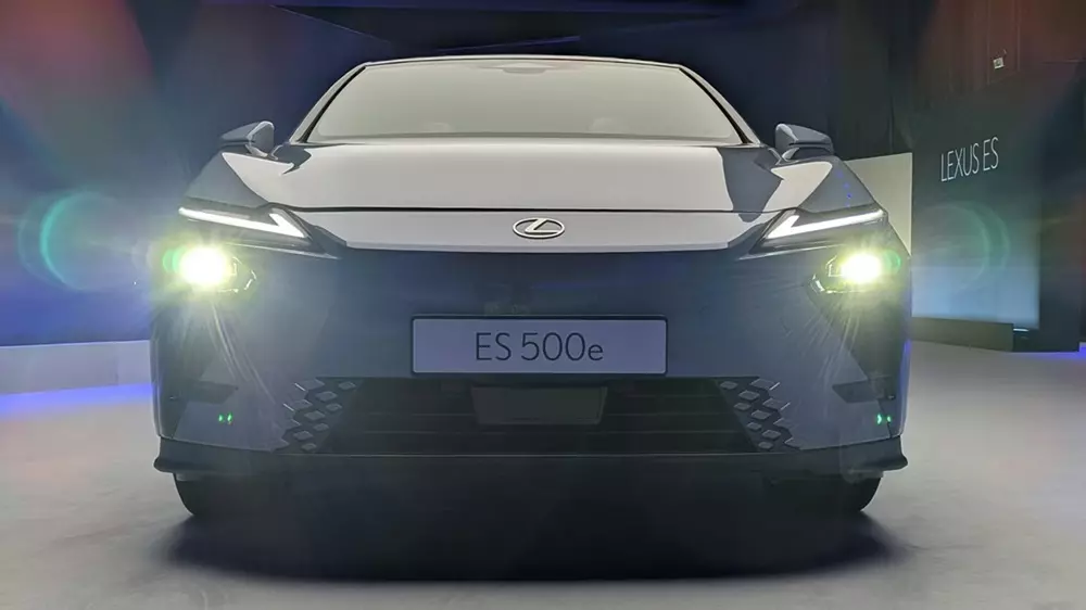 Thiết kế đầu xe của Lexus ES 2026 phiên bản thuần điện.