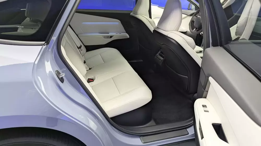 Hàng ghế sau của Lexus ES 2026 khá rộng rãi