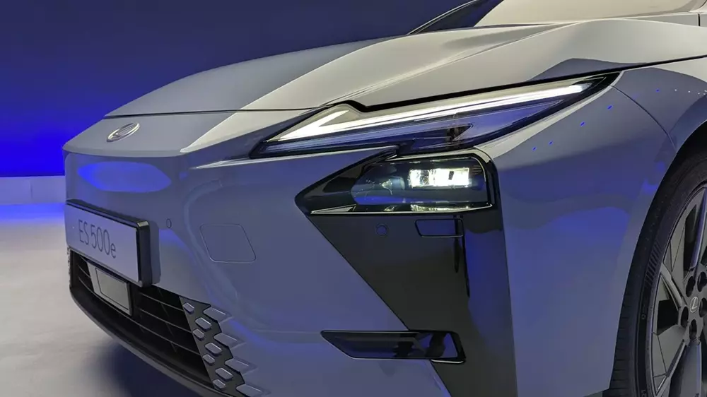 Cận cảnh cụm đèn trước phân tầng của Lexus ES mới
