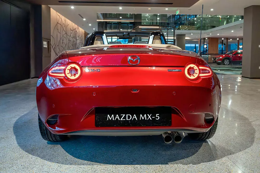 Mazda MX-5 được trưng bày tại showroom Mazda Flagship ở Tp. Hồ Chí Minh