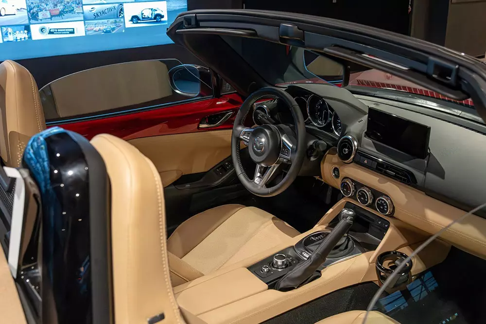 Khoang lái của Mazda MX-5