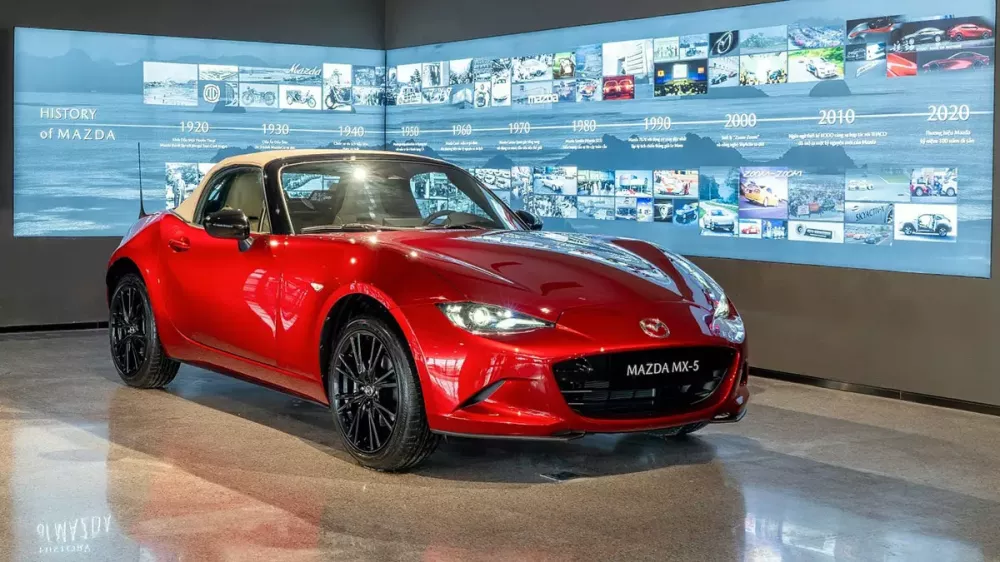 Chiếc Mazda MX-5 trưng bày tại Việt Nam thuộc phiên bản mui mềm