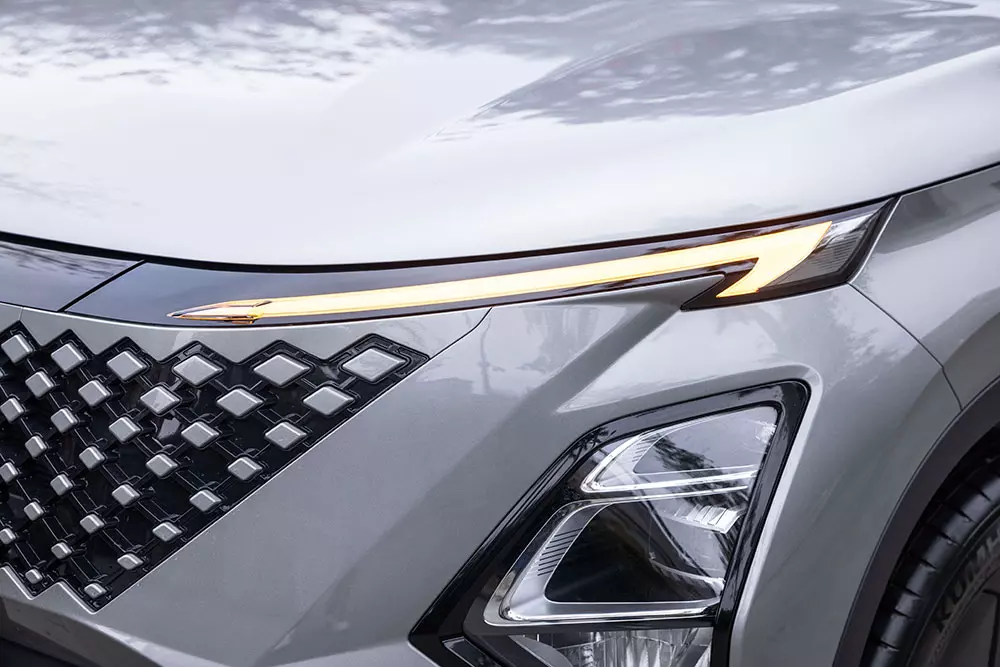 Cận cảnh hệ thống đèn 2 tầng phía trước của Omoda C5 HEV
