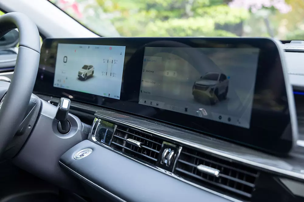 Omoda C5 HEV có 2 màn hình 12,3 inch trên mặt táp-lô