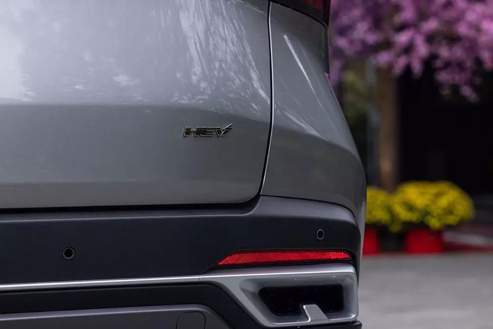 Logo HEV trên cửa cốp sau của Omoda C5 HEV 