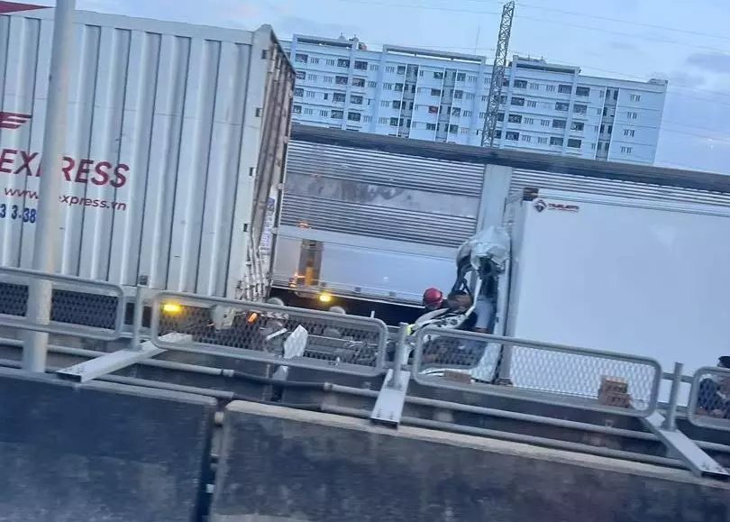 Chiếc xe tải mang biển số tỉnh Bà Rịa-Vũng Tàu (cũ) bị bẹp dúm cabin