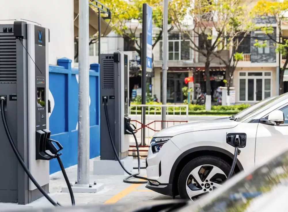 Rộ thông tin về việc VinFast kéo dài chương trình sạc miễn phí xe điện đến hết năm 2028