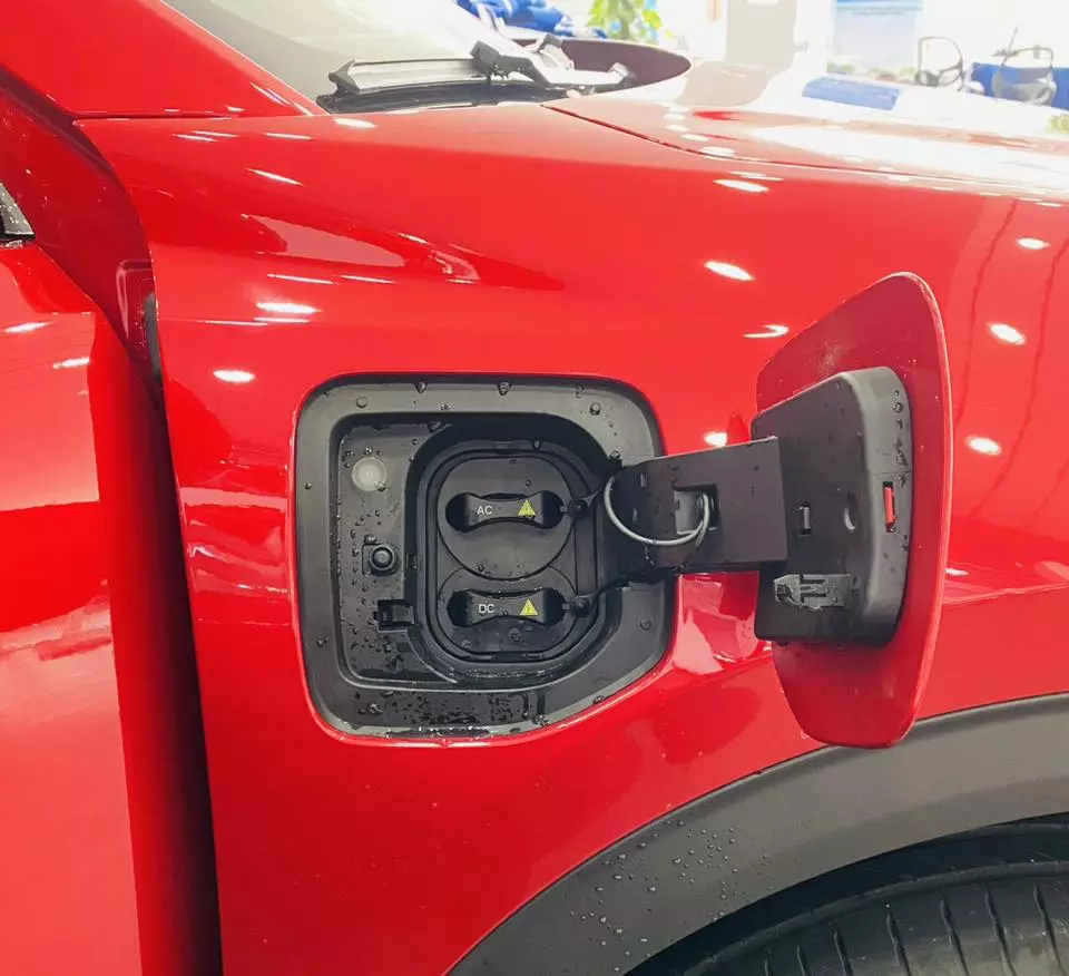 VinFast VF MPV 7 hỗ trợ cả sạc nhanh và sạc chậm.