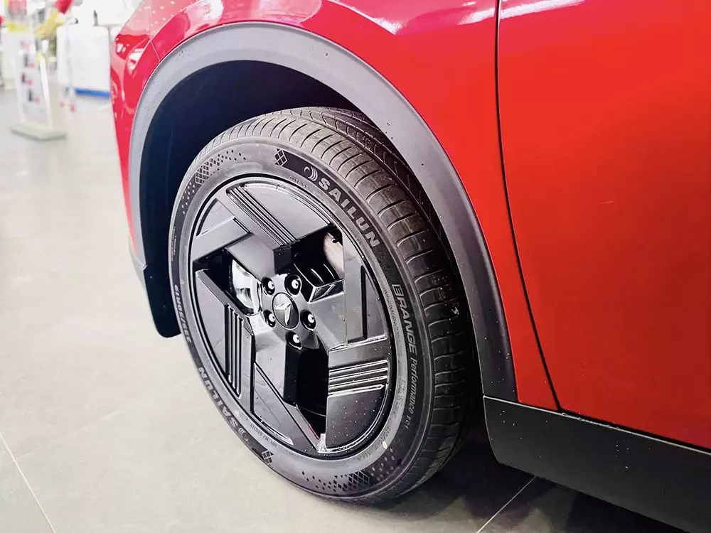 VinFast VF MPV 7 dùng mâm 19 inch khỏe khoắn