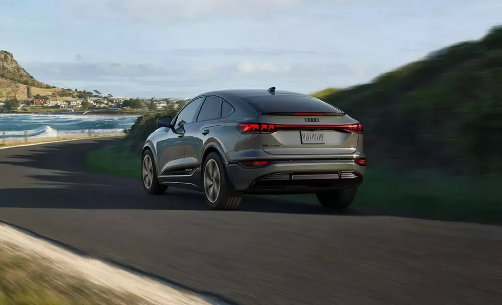 Audi Q6 e-tron 2027 có giá từ 64.500 USD
