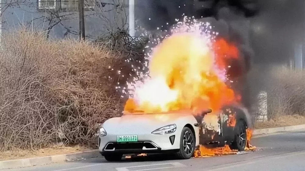 Hãng Xiaomi cho biết tiếng nổ như pháo hoa của chiếc SU7 là do túi khí bung ra.