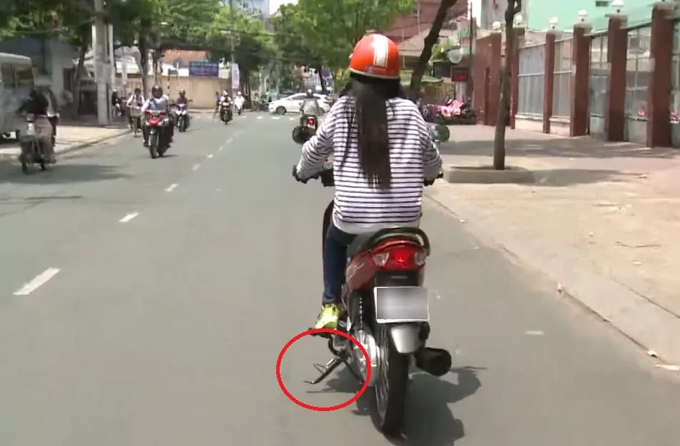 Không gạt chân chống xe máy có thể bị phạt tới 14 triệu đồng