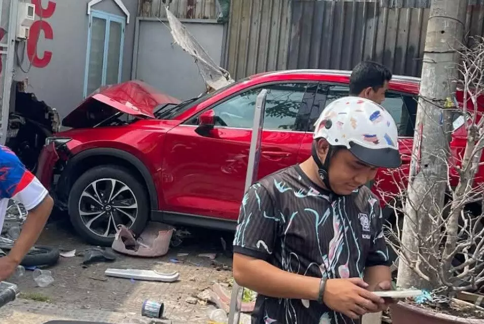 Chiếc ô tô Mazda CX-5 chỉ dừng lại sau khi tông vào bức tường của nhà dân
