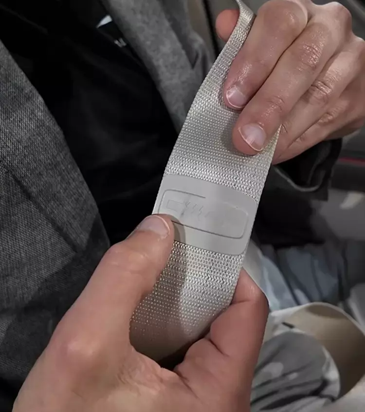 Dây an toàn tích hợp sưởi của Mercedes-Benz S-Class 2026 không đơn thuần là trang bị xa xỉ cho vui