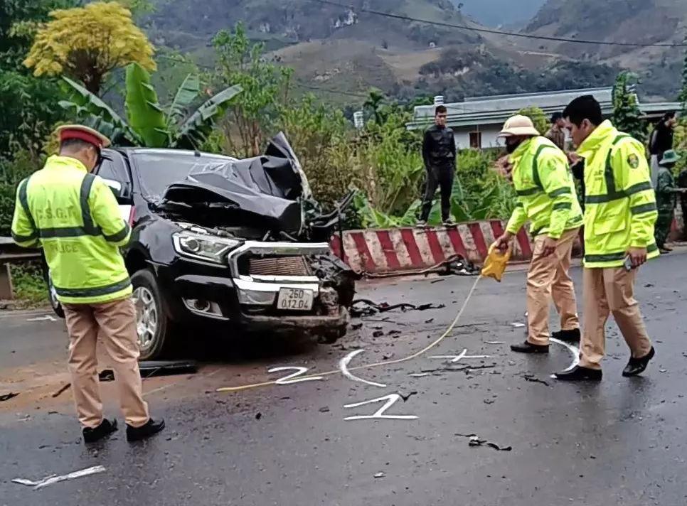 Chiếc xe bán tải hư hỏng nặng sau vụ tai nạn