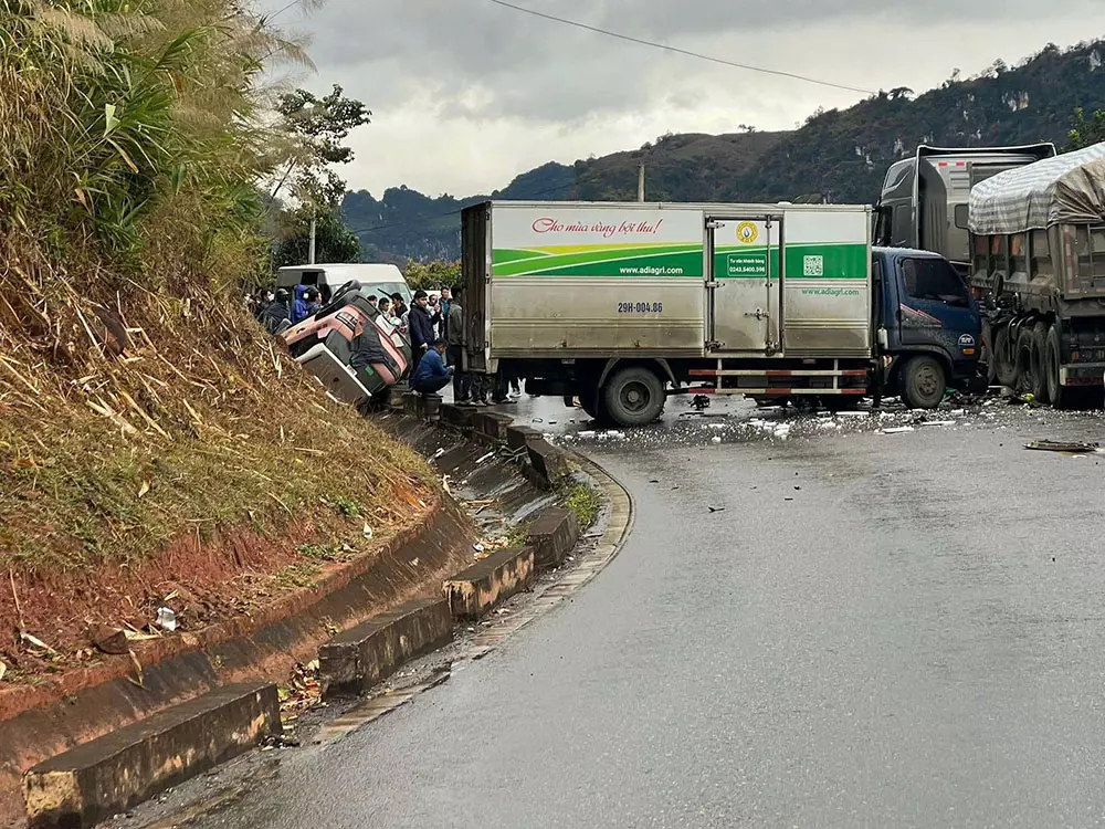 Hiện trường vụ tai nạn liên hoàn giữa 3 ô tô trên quốc lộ 6 vào chiều ngày 8/2/2026