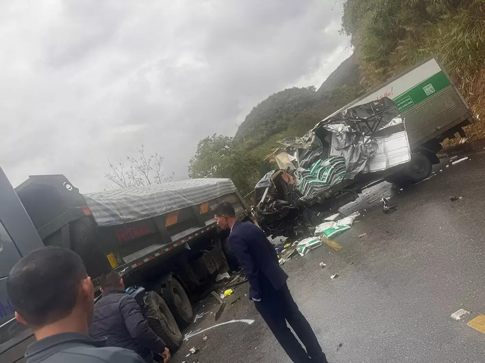 Chiếc ô tô tải bị xé toạc một bên sườn sau va chạm