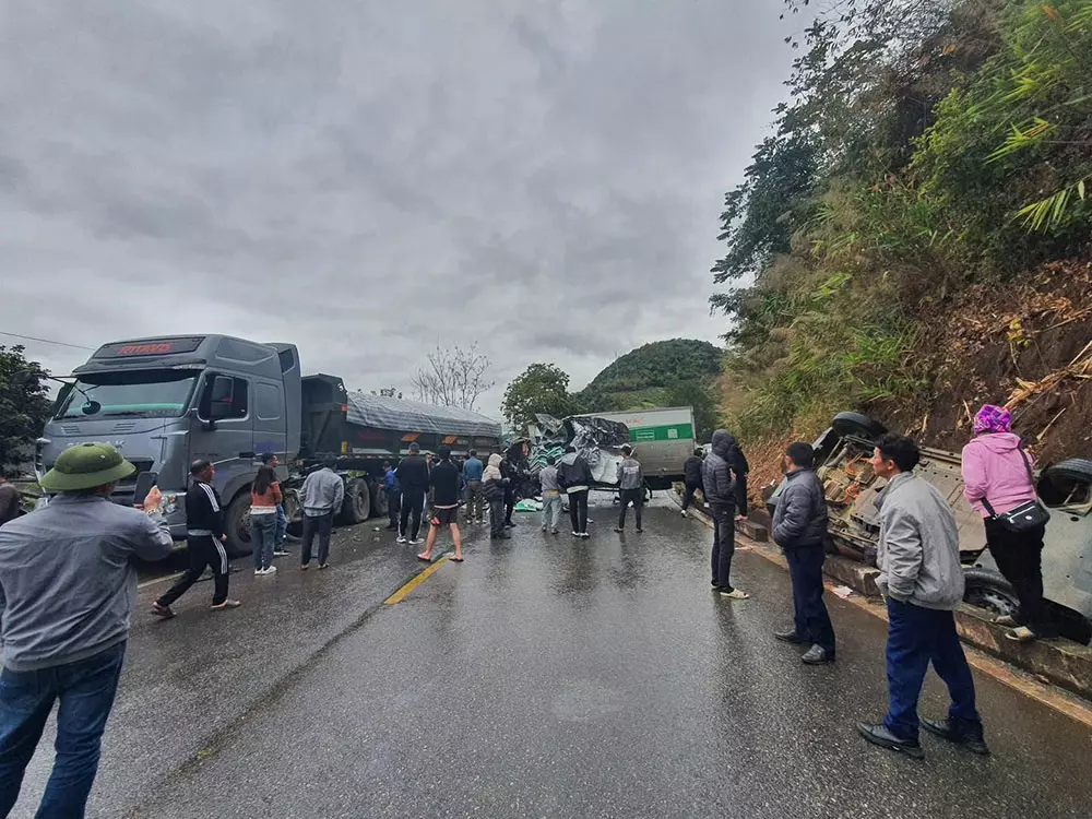 Chiếc ô tô con lao xuống rãnh bên đường và lật ngửa