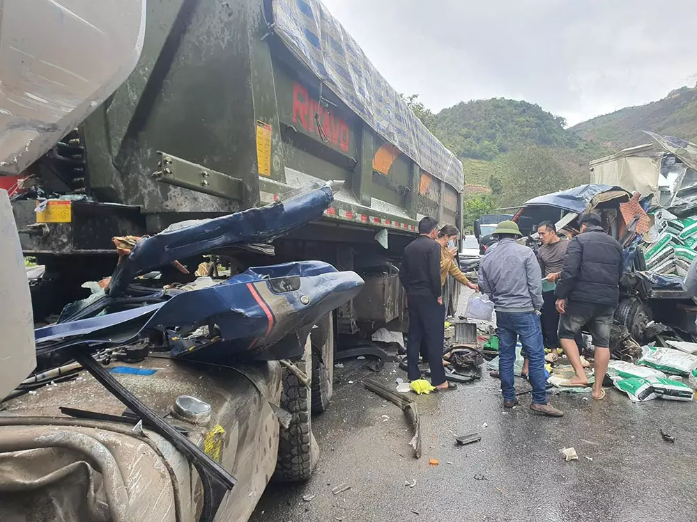 Mảnh vỡ của chiếc ô tô tải bị kẹt ở xe đầu kéo