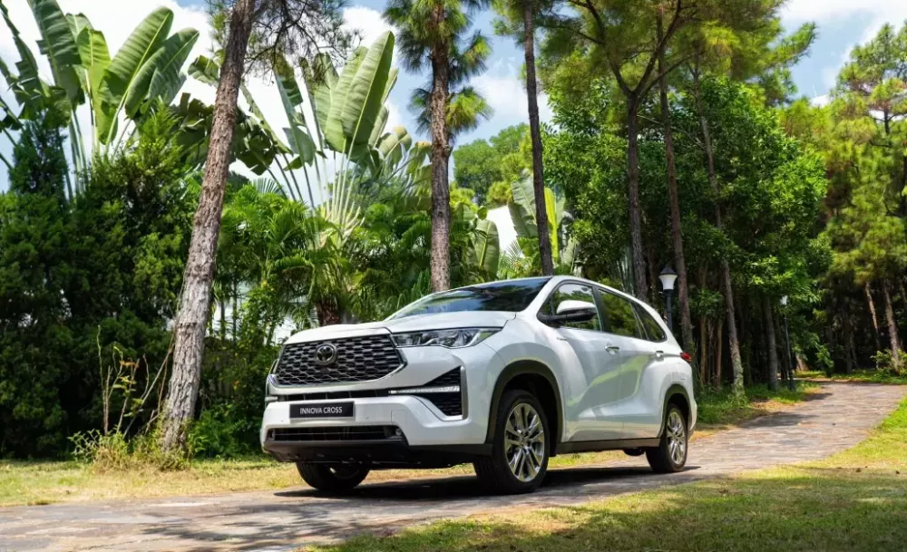Toyota Innova Cross Hybrid chính thức được giảm giá bán xuống mức dưới 1 tỷ đồng